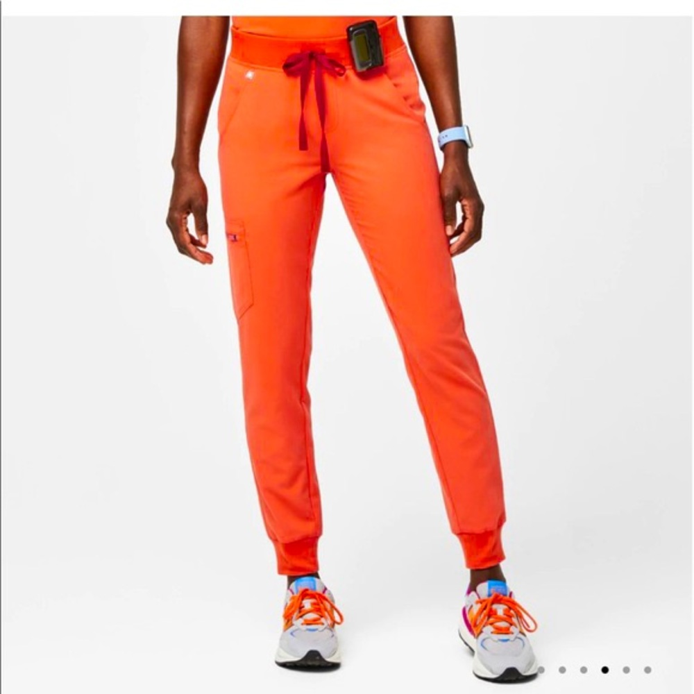 Figs Scrub SET XS CATARINA TOP & XS REG. ZAMORA JOGGERS in Sunset Orange
